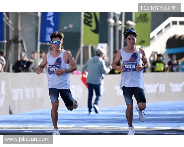 成都攀岩队在马拉松大满贯中的团队协作表现精彩点评与分析