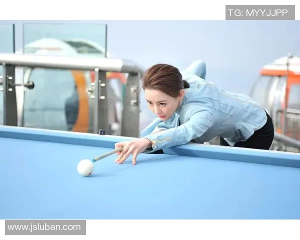 足球明星倒立洗头事件背后的趣事与明星生活揭秘